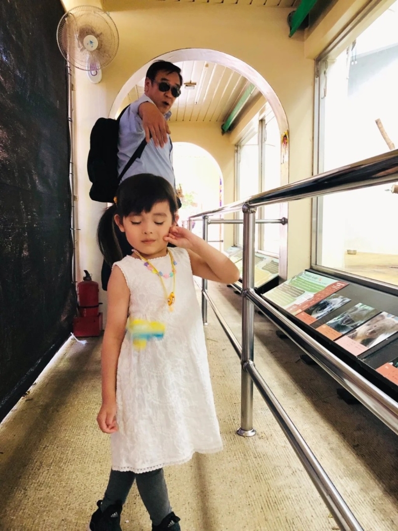 尔冬陞女友于父亲节，贴出多张尔冬陞和女儿互动的照片，十分温馨。